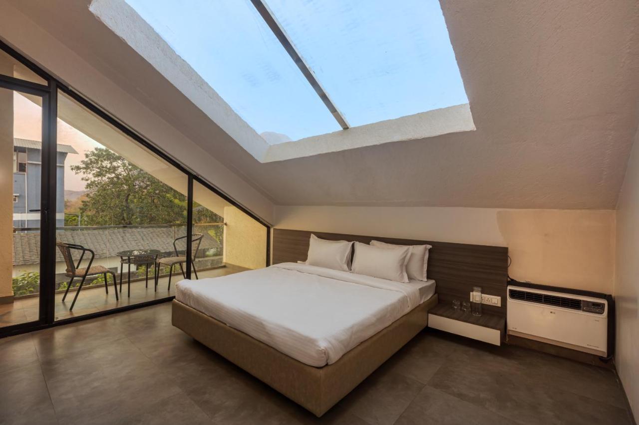 Saffronstays Stargazer, Karjat - Luxury Pool Villa With Lake View 外观 照片