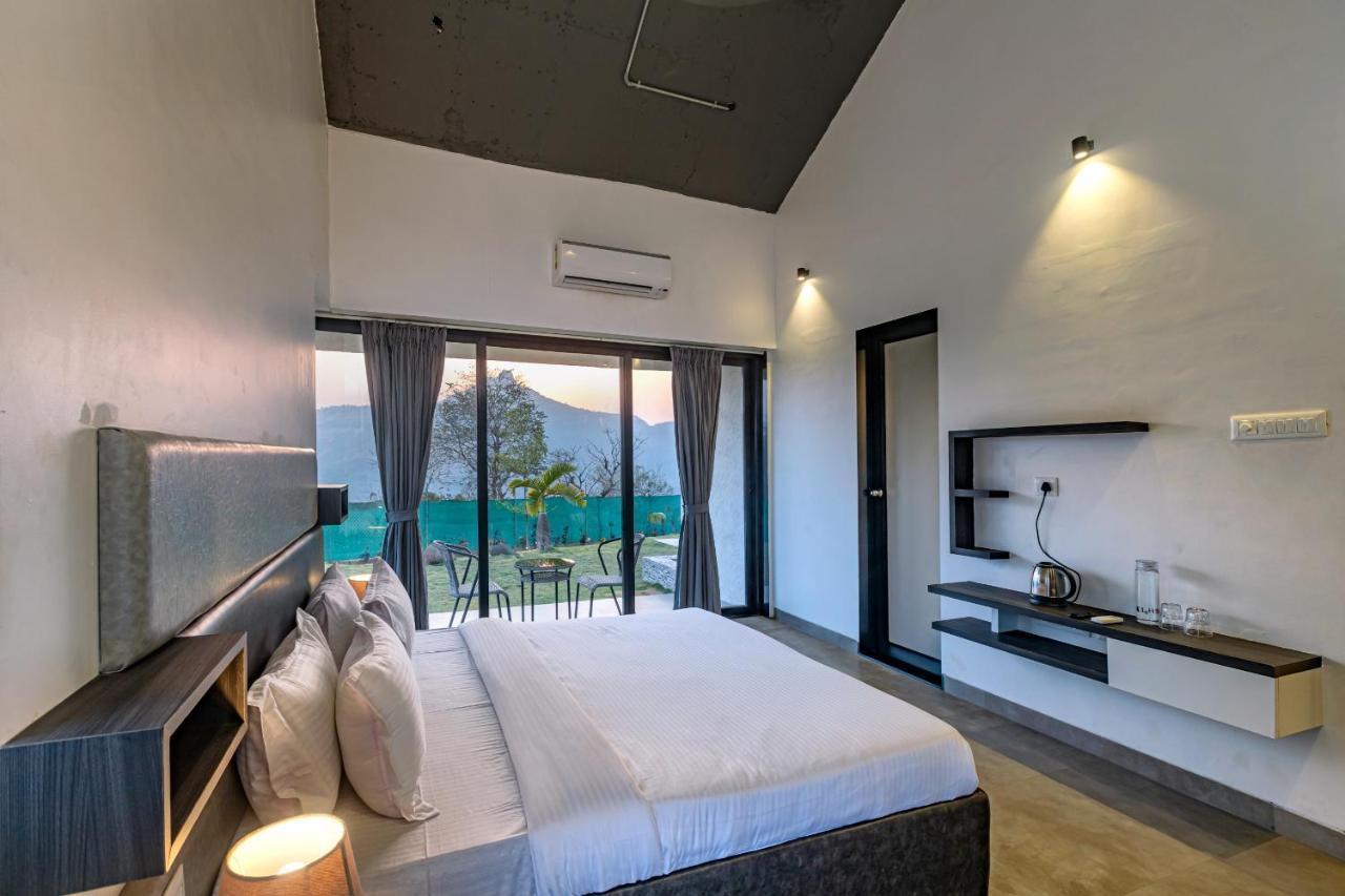 Saffronstays Stargazer, Karjat - Luxury Pool Villa With Lake View 外观 照片