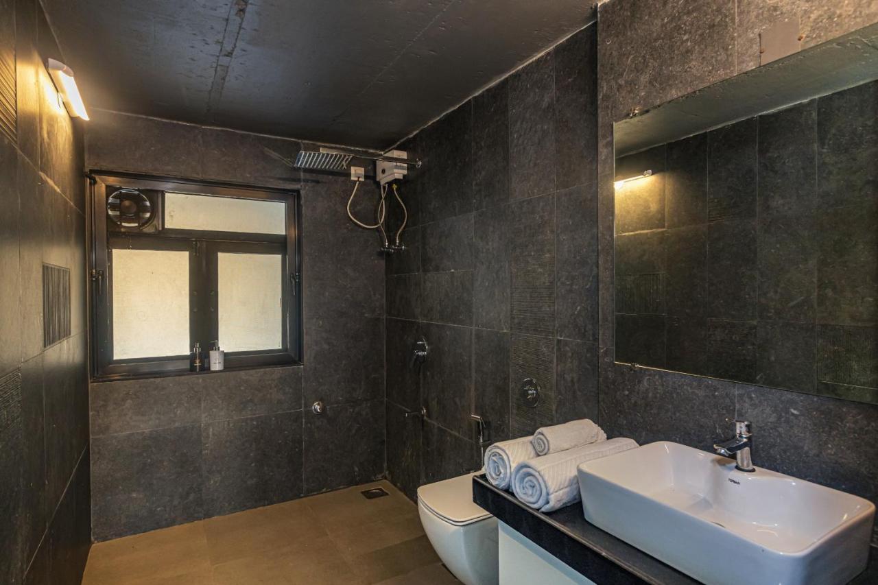 Saffronstays Stargazer, Karjat - Luxury Pool Villa With Lake View 外观 照片