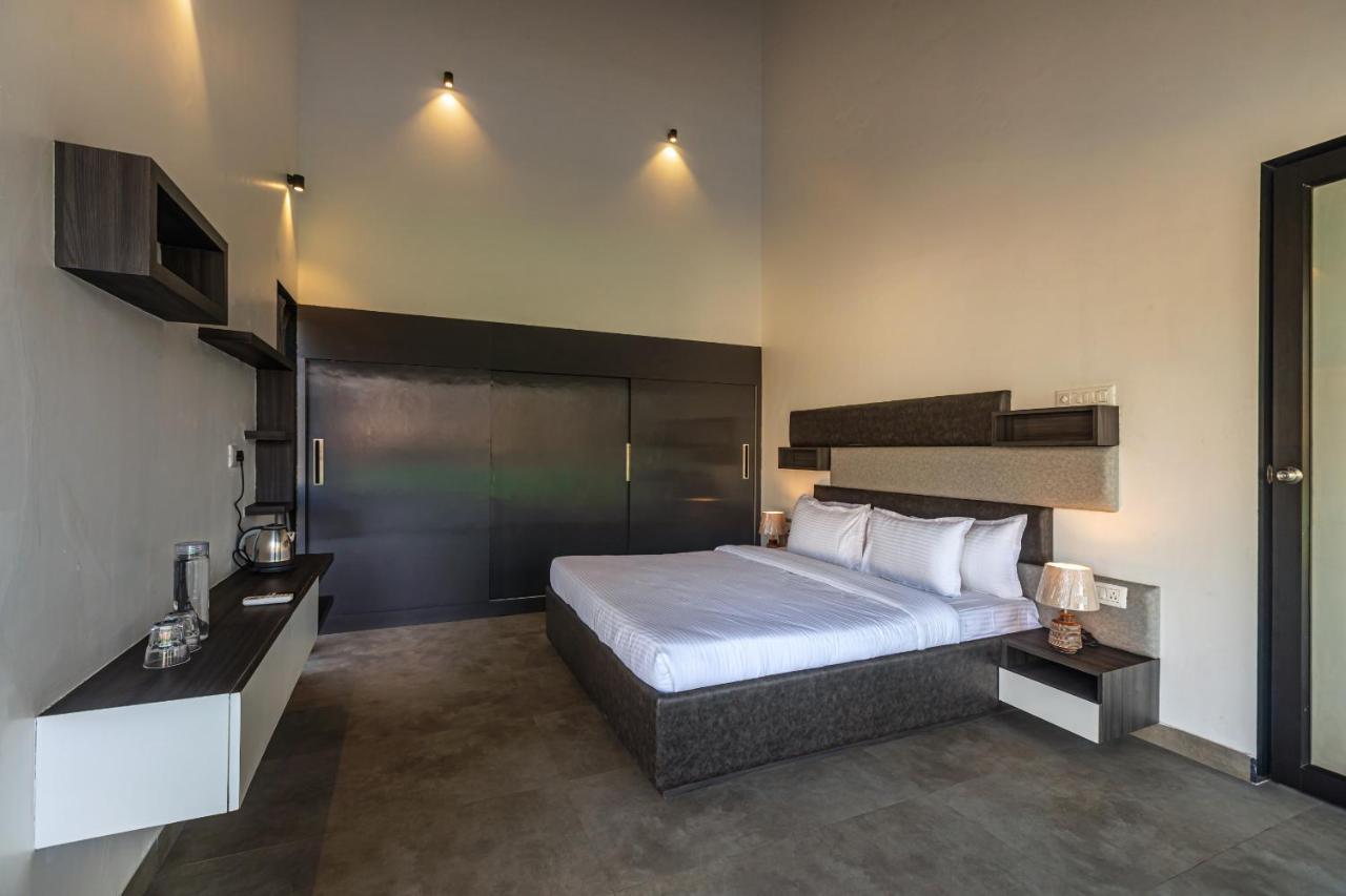 Saffronstays Stargazer, Karjat - Luxury Pool Villa With Lake View 外观 照片