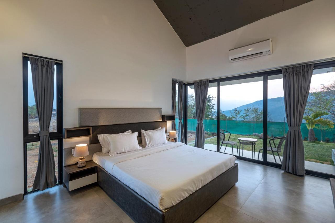 Saffronstays Stargazer, Karjat - Luxury Pool Villa With Lake View 外观 照片